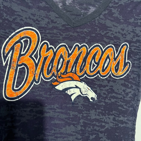 🔥2/$10  Broncos Navy V-neck Top - 15.5" PTP - Small - Picture 3 of 5
